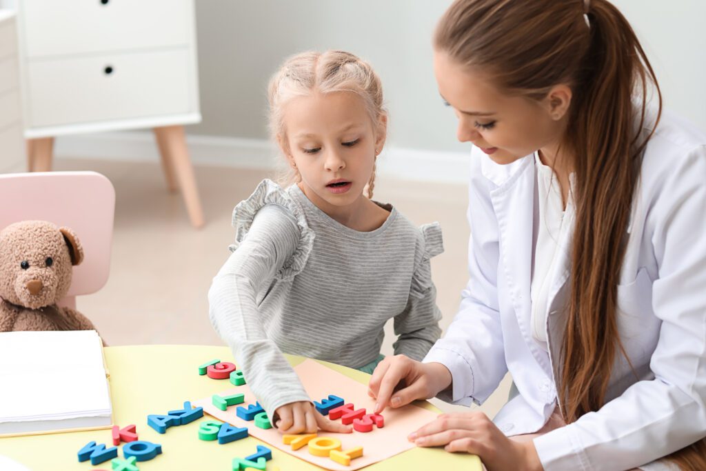 speech language pathologist helping a little girl