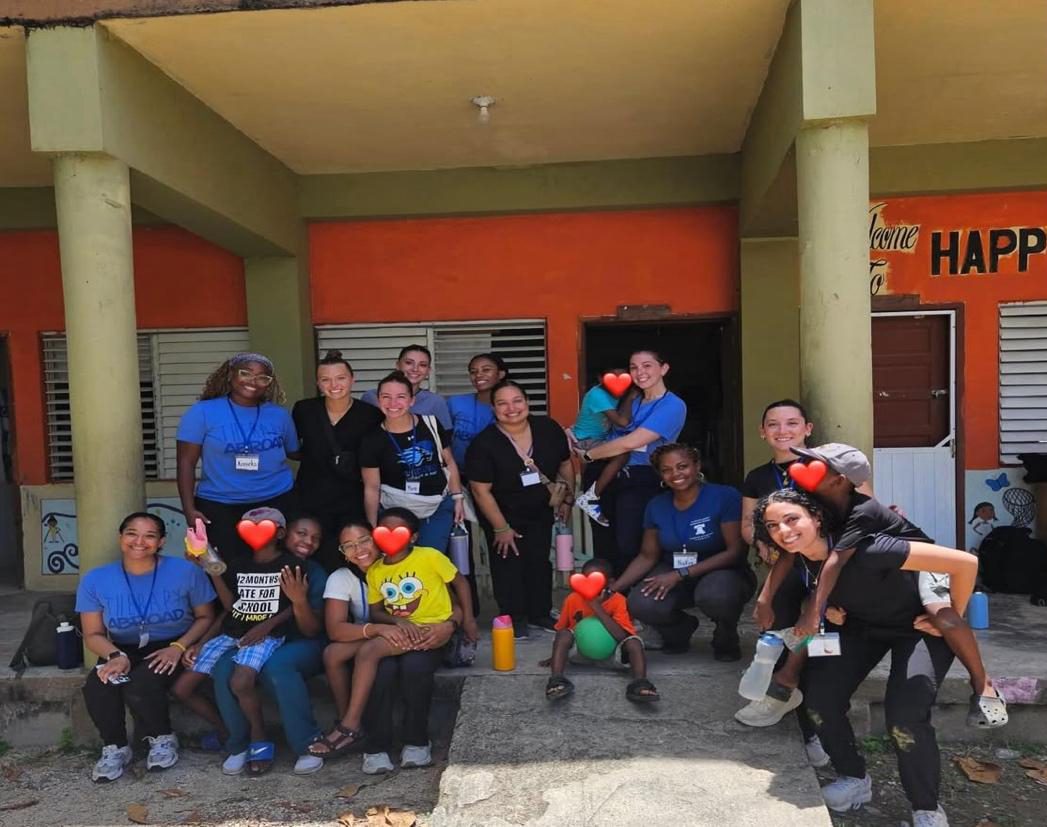 therapy abroad group photo in Belize
