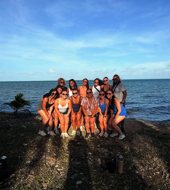 therapy abroad students group on a beach in Belize